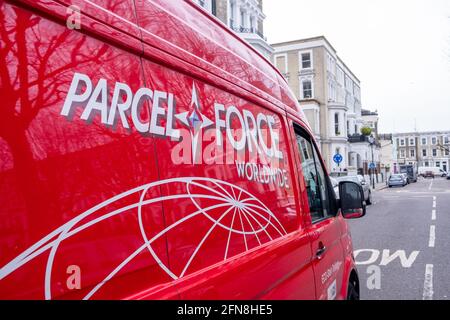 London - Paketdienst parkte auf der Londoner Straße Stockfoto