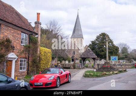 Kirche- und Hüttenszene in Shere, einem attraktiven Dorf in den Surrey Hills, Südostengland Stockfoto