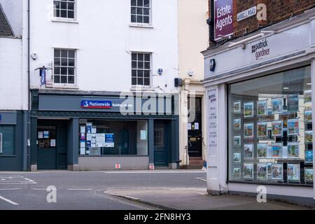 Surrey, UK – Immobilienmakler und Nationwide Building Society in der Dorking High Street Stockfoto