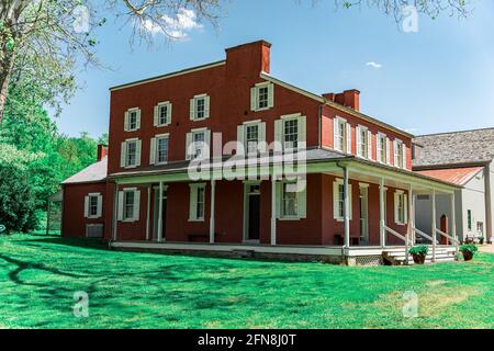 Lancaster, PA, USA - 14. Mai 2021: Eines der Bauernhäuser im Landis Valley Village and Farm Museum, einem lebendigen Geschichtsmuseum in Lancaster Co Stockfoto