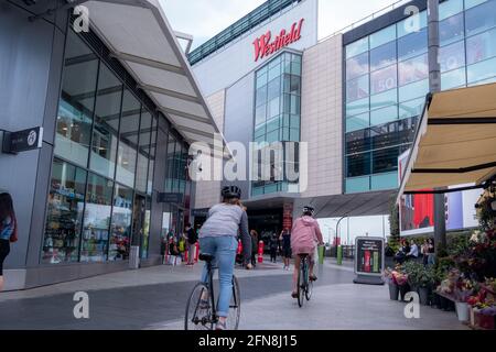 London - April 2021: Westfield Shopping Centre in Shepherds Bush. Großes Einkaufszentrum mit vielen High Street- und Luxusketten. Stockfoto