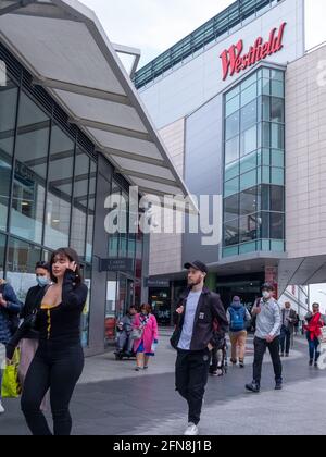 London - April 2021: Westfield Shopping Centre in Shepherds Bush. Großes Einkaufszentrum mit vielen High Street- und Luxusketten. Stockfoto