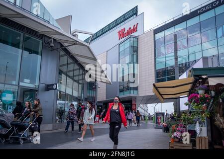 London - April 2021: Westfield Shopping Centre in Shepherds Bush. Großes Einkaufszentrum mit vielen High Street- und Luxusketten. Stockfoto