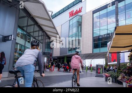 London - April 2021: Westfield Shopping Centre in Shepherds Bush. Großes Einkaufszentrum mit vielen High Street- und Luxusketten. Stockfoto