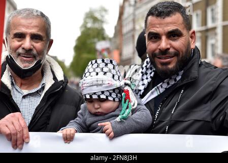 High Street Kensington, London, Großbritannien. Mai 2021. Unterstützer Palästinas beim Marsch für Palästina vor der israelischen Botschaft in London. Kredit: Matthew Chattle/Alamy Live Nachrichten Stockfoto