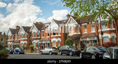 London - April 2021: Attraktive Wohnstraße mit Reihenhäusern in Chiswick, West London Stockfoto