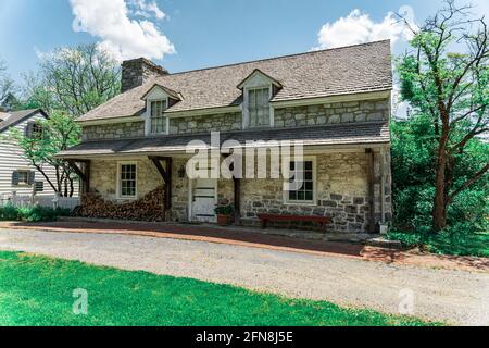 Lancaster, PA, USA - 14. Mai 2021: Eines der Steingebäude im Landis Valley Village and Farm Museum, einem lebendigen Geschichtsmuseum in Lancas Stockfoto