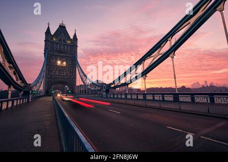 Verkehr auf der Tower Bridge bei schönem Morgengrauen. Skyline von London, Großbritannien. Stockfoto