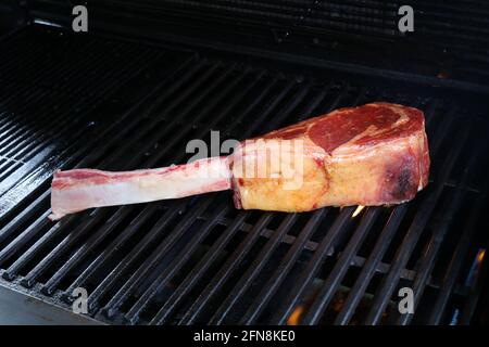 tomahawk Steak auf dem Grill Stockfoto