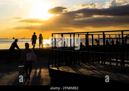 Manila. Mai 2021. Am 15. Mai 2021 genießen die Menschen den Sonnenuntergang in der Bucht von Manila in Manila, den Philippinen. Quelle: Rouelle Umali/Xinhua/Alamy Live News Stockfoto