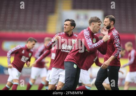 Burnleys Jack Cork (Mitte links) und andere Spieler wärmen sich vor dem Premier League-Spiel in Turf Moor, Burnley, auf. Bilddatum: Samstag, 15. Mai 2021. Stockfoto