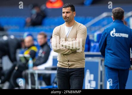 Gelsenkirchen, Deutschland. Mai 2021. Fußball: Bundesliga, FC Schalke 04 - Eintracht Frankfurt, Matchday 33 in der Veltins Arena. Schalkes Trainer Dimitrios Grammozis blickt auf das Spiel. Kredit: Guido Kirchner/dpa - WICHTIGER HINWEIS: Gemäß den Bestimmungen der DFL Deutsche Fußball Liga und/oder des DFB Deutscher Fußball-Bund ist es untersagt, im Stadion und/oder vom Spiel aufgenommene Fotos in Form von Sequenzbildern und/oder videoähnlichen Fotoserien zu verwenden oder zu verwenden./dpa/Alamy Live News Stockfoto