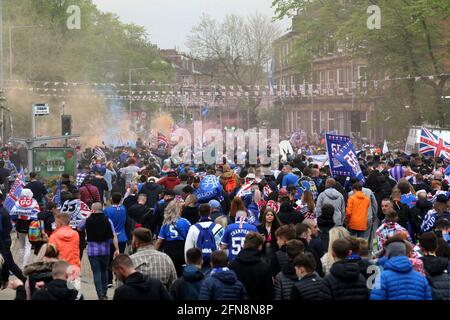 Die Rangers-Fans feiern, dass der Club nach ihrem Spiel gegen Aberdeen die schottische Premiership im Stadtzentrum gewonnen hat. Bilddatum: Samstag, 15. Mai 2021. Stockfoto