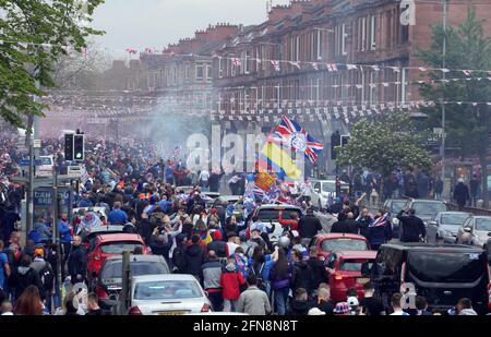 Die Rangers-Fans feiern, dass der Club nach ihrem Spiel gegen Aberdeen die schottische Premiership im Stadtzentrum gewonnen hat. Bilddatum: Samstag, 15. Mai 2021. Stockfoto