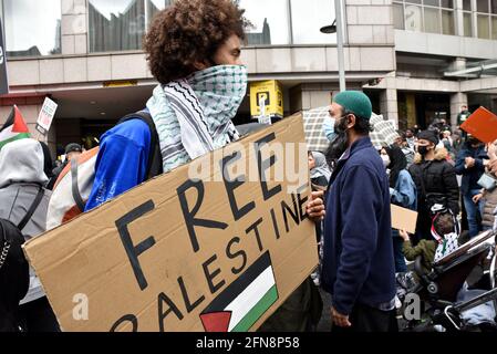 High Street Kensington, London, Großbritannien. Mai 2021. Unterstützer Palästinas beim Marsch für Palästina vor der israelischen Botschaft in London. Kredit: Matthew Chattle/Alamy Live Nachrichten Stockfoto