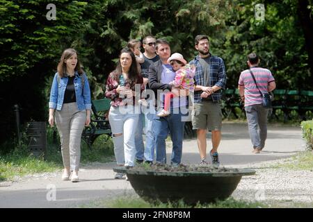 Bukarest, Rumänien. Mai 2021. People visit a Park in Bucharest, Romania, 15. Mai 2021. Der rumänische Premierminister Florin Citu sagte, die Regierung habe am Freitag eine Entscheidung getroffen, die Einschränkungen im Zusammenhang mit dem Coronavirus ab Samstag schrittweise zu lockern. Ab Samstag wird die Sperrstunde in der Nacht aufgehoben, und die obligatorischen Maskenregeln werden nur in geschlossenen öffentlichen Räumen und überfüllten öffentlichen Bereichen, einschließlich Märkten, öffentlichen Verkehrsmitteln und Arbeitsplätzen, angewendet. Quelle: Cristian Cristel/Xinhua/Alamy Live News Stockfoto