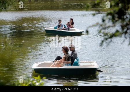 Bukarest, Rumänien. Mai 2021. Volksboot in einem Park in Bukarest, Rumänien, 15. Mai 2021. Der rumänische Premierminister Florin Citu sagte, die Regierung habe am Freitag eine Entscheidung getroffen, die Einschränkungen im Zusammenhang mit dem Coronavirus ab Samstag schrittweise zu lockern. Ab Samstag wird die Sperrstunde in der Nacht aufgehoben, und die obligatorischen Maskenregeln werden nur in geschlossenen öffentlichen Räumen und überfüllten öffentlichen Bereichen, einschließlich Märkten, öffentlichen Verkehrsmitteln und Arbeitsplätzen, angewendet. Quelle: Cristian Cristel/Xinhua/Alamy Live News Stockfoto