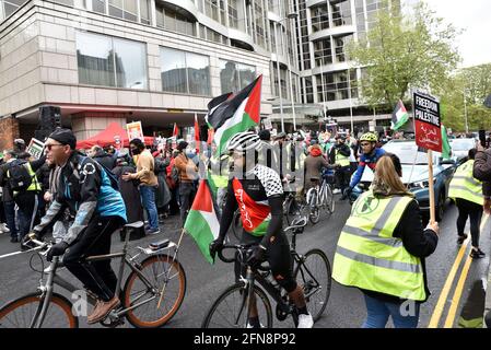 High Street Kensington, London, Großbritannien. Mai 2021. Unterstützer Palästinas beim Marsch für Palästina vor der israelischen Botschaft in London. Kredit: Matthew Chattle/Alamy Live Nachrichten Stockfoto