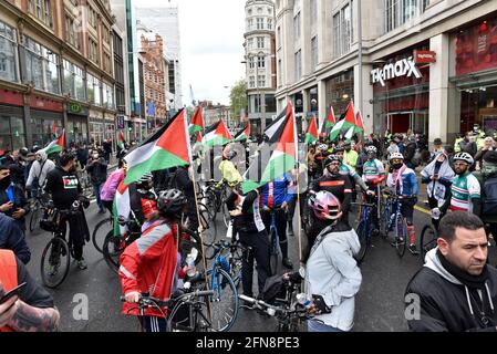High Street Kensington, London, Großbritannien. Mai 2021. Unterstützer Palästinas beim Marsch für Palästina vor der israelischen Botschaft in London. Kredit: Matthew Chattle/Alamy Live Nachrichten Stockfoto