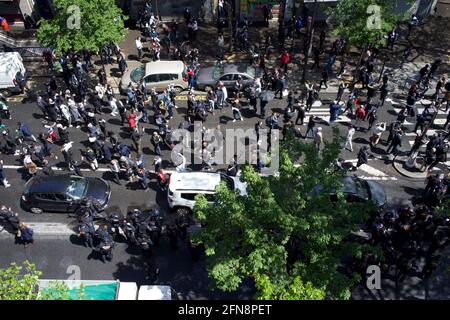 Polizei und Demonstranten bei pro-palästinensischer Demonstration, Boulevard Barbès, Paris, Frankreich, 15. Mai, 2021 Stockfoto