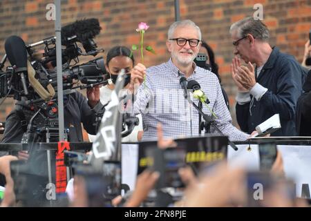 Jeremy Corbyn, der ehemalige Labour-Parteivorsitzende, spricht während einer Demonstration vor der israelischen Botschaft in London aus Solidarität mit dem palästinensischen Volk inmitten des anhaltenden Konflikts mit Israel. Bilddatum: Samstag, 15. Mai 2021. Stockfoto