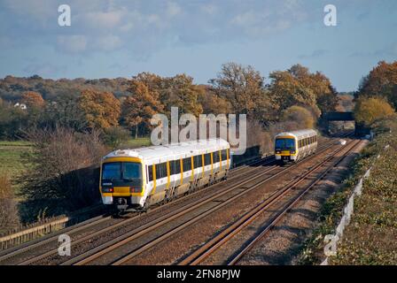 Ein Paar elektrische NetWorker-Einheiten der Klasse 465 mit den Nummern 465929 und 465930 arbeiten in einem südöstlichen Dienst, der sich an Otford Junction umgeht. Stockfoto