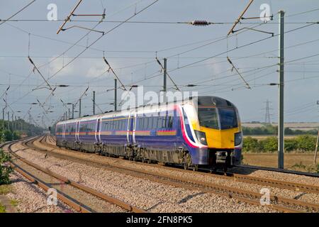 First Hull fährt die Klasse 180 Nummer 180102 noch in der first Great Western Lackierung und arbeitet mit einem Hull nach London Kings Cross in der Nähe von Sandy. Stockfoto