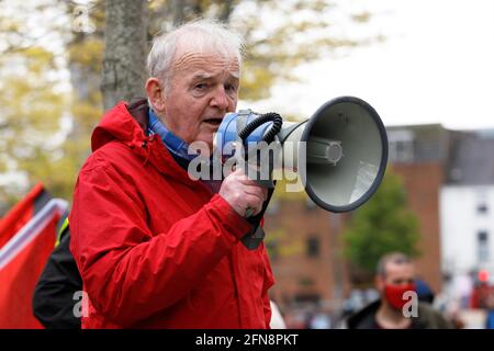 Cork, Irland. Mai 2021. Cork Palestine Solidarity Protest, Cork, Irland. Der Aktivist Arthur Leahy spricht bei heutigen Protesten. Die Demonstranten versammelten sich heute auf den Straßen von Cork, um sich solidarisch mit dem palästinensischen Volk zu zeigen und die irische Regierung aufzufordern, mitzuhelfen, die Gewalt in der Region zu beenden, in der die israelische Regierung die Region Sheikh Jarrah in Ostjerusalem brutal kolonisiert. Kredit: Damian Coleman/Alamy Live Nachrichten Stockfoto