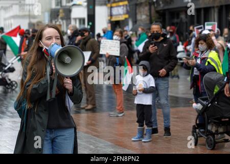 Cork, Irland. Mai 2021. Cork Palestine Solidarity Protest, Cork, Irland. Die Präsidentin der UCC Student Union, Asha Woodhouse, spricht bei heutigen Protesten. Die Demonstranten versammelten sich heute auf den Straßen von Cork, um sich solidarisch mit dem palästinensischen Volk zu zeigen und die irische Regierung aufzufordern, mitzuhelfen, die Gewalt in der Region zu beenden, in der die israelische Regierung die Region Sheikh Jarrah in Ostjerusalem brutal kolonisiert. Kredit: Damian Coleman/Alamy Live Nachrichten Stockfoto