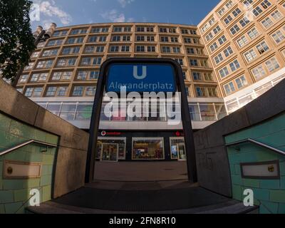 Blick auf das Schild an der U-Bahn-/U-Bahn-Station Alexanderplatz. Traditionelles deutsches U-Bahn-Logo, am Eingang - Ausgang, Stockfoto