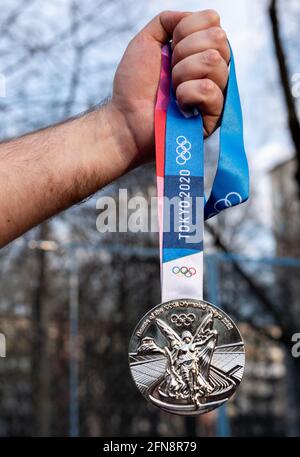 17. April 2021 Tokio, Japan. Silbermedaille der XXXII. Olympischen Sommerspiele in Tokio in der Hand eines Athleten. Stockfoto