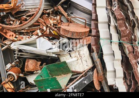 Haufen von verschiedenen Metallabfällen vor dem Recycling Stockfoto