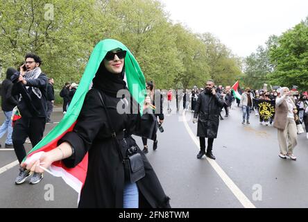 London, Großbritannien, 15. Mai 2021. Tausende marschierten heute am Nakba-Gedenktag im Hyde Park gegen den Gaza-Konflikt. Demonstranten aus allen Bereichen hielten Plakate, auf denen Gerechtigkeit für die Palästinenser gefordert wurde. Monica Wells/Alamy Live News Stockfoto