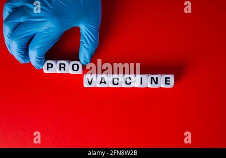 Pro-Impfstoff-Symbol. Arzt Hand mit den Worten „Pro-Impfstoff“. Medizinisches Covid-19 Pro-Impfstoff-Konzept. Stockfoto