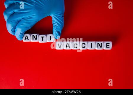 Pro-Impfstoff-Symbol. Arzt Hand mit den Worten „Anti-Impfstoff“. Medical covid-19 Anti-Impfstoff-Konzept. Stockfoto
