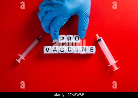 Pro-Impfstoff-Symbol. Arzt Hand mit den Worten „Pro-Impfstoff“. Medizinisches Covid-19 Pro-Impfstoff-Konzept. Stockfoto