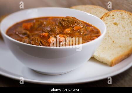 Heiße Eintopf-Schüssel mit Pilzen. Hochwertige Fotos. Stockfoto