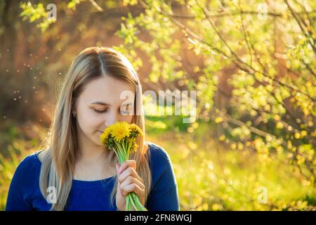 Das Mädchen ist allergisch auf Blumen auf dem Feld. Stockfoto