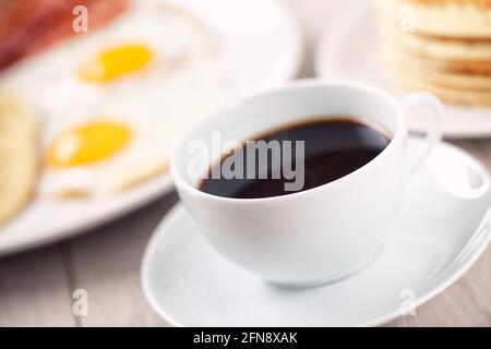 Kaffee mit Pfannkuchen, Speck und Eiern. Hochwertige Fotos. Stockfoto