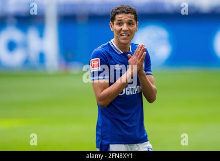 Gelsenkirchen, Deutschland. Mai 2021. Fußball: Bundesliga, FC Schalke 04 - Eintracht Frankfurt, Matchday 33 in der Veltins Arena. Schalkes Amine Harit hat Probleme mit der Entscheidung des Schiedsrichters. Kredit: Guido Kirchner/dpa - WICHTIGER HINWEIS: Gemäß den Bestimmungen der DFL Deutsche Fußball Liga und/oder des DFB Deutscher Fußball-Bund ist es untersagt, im Stadion und/oder vom Spiel aufgenommene Fotos in Form von Sequenzbildern und/oder videoähnlichen Fotoserien zu verwenden oder zu verwenden./dpa/Alamy Live News Stockfoto