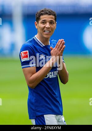 Gelsenkirchen, Deutschland. Mai 2021. Fußball: Bundesliga, FC Schalke 04 - Eintracht Frankfurt, Matchday 33 in der Veltins Arena. Schalkes Amine Harit hat Probleme mit der Entscheidung des Schiedsrichters. Kredit: Guido Kirchner/dpa - WICHTIGER HINWEIS: Gemäß den Bestimmungen der DFL Deutsche Fußball Liga und/oder des DFB Deutscher Fußball-Bund ist es untersagt, im Stadion und/oder vom Spiel aufgenommene Fotos in Form von Sequenzbildern und/oder videoähnlichen Fotoserien zu verwenden oder zu verwenden./dpa/Alamy Live News Stockfoto