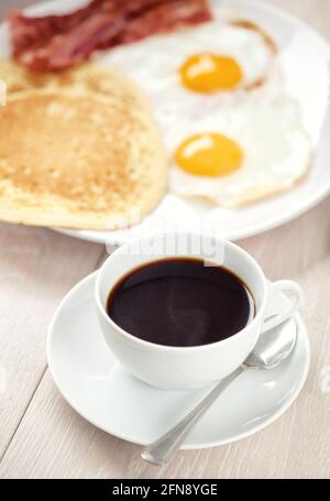Kaffee mit Pfannkuchen, Speck und Eiern. Hochwertige Fotos. Stockfoto