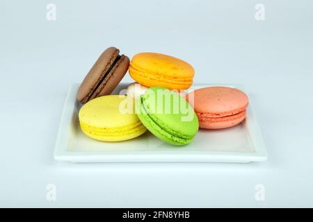 Bunte macarons auf weißem Hintergrund. Stockfoto