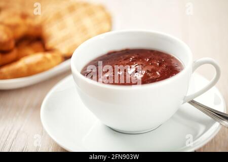 Heiße Schokolade mit Keksen. Hochwertige Fotos. Stockfoto