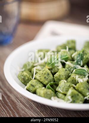 Grüne Kartoffelgnocchi mit Salbutter und Parmesan Stockfoto