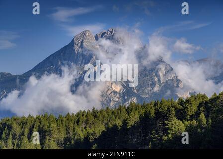 Pedraforca von Coll de Pradell, unter der Serra d'Ensija, mit einigen niedrigen Wolken (Berguedà, Katalonien, Spanien, Pyrenäen) Stockfoto