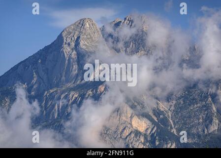 Pedraforca von Coll de Pradell, unter der Serra d'Ensija, mit einigen niedrigen Wolken (Berguedà, Katalonien, Spanien, Pyrenäen) Stockfoto