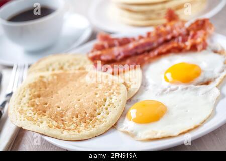 Spiegeleier mit Pfannkuchen und Speck. Hochwertige Fotos. Stockfoto