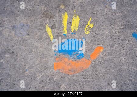 Handspuren in der Farbe, die ein Protestler während des nationalen Streiks auf dem Bolivar-Platz in Bogota, Kolumbien, angefertigt hat Stockfoto