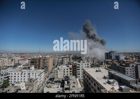 Gaza-Stadt, Palästinensische Gebiete. Mai 2021. Der Rauch steigt nach einem israelischen Luftangriff auf den Al-Jalaa-Turm, der Wohnungen und mehrere Medien beherbergt, darunter die Associated Press und Al Jazeera, inmitten des eskalierenden Ausschreiens der israelisch-palästinensischen Gewalt. Kredit: Mohammed Talatene/dpa/Alamy Live Nachrichten Stockfoto